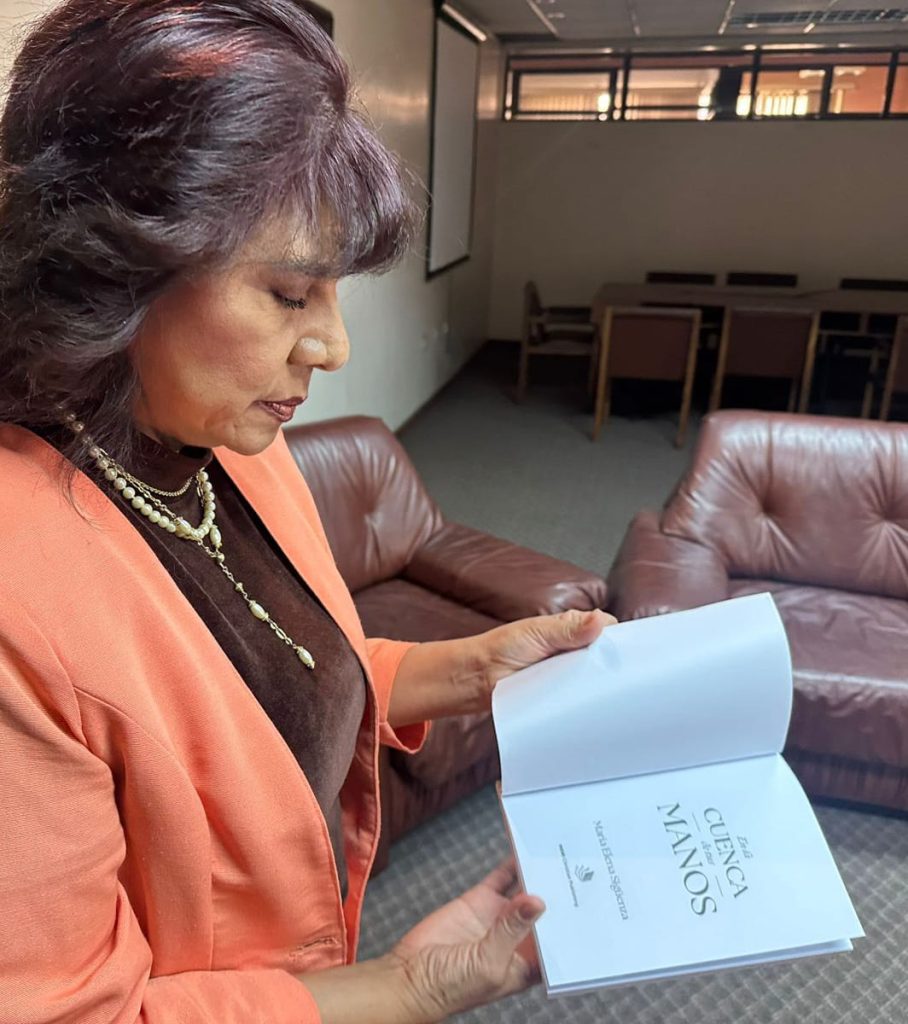 María Elena Sigüenza, docente cuencana, escribió el libro: En la Cuenca de Tus Sueños, una obra de acompañamiento emocional.