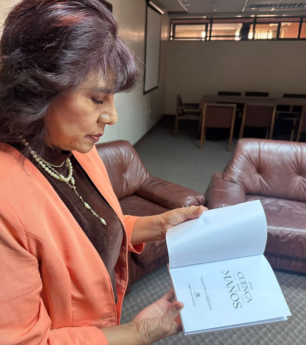 María Elena Sigüenza, docente cuencana, escribió el libro: En la Cuenca de Tus Sueños, una obra de acompañamiento emocional.