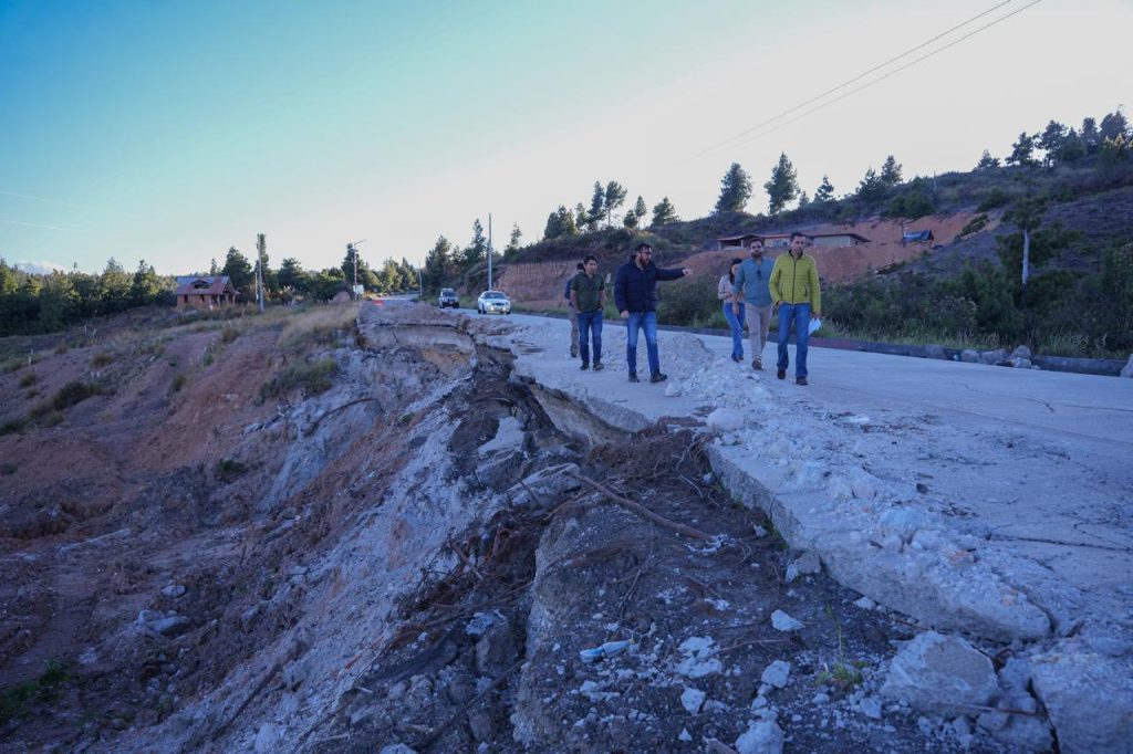 Autoridades del MIT inspeccionan puntos críticos de la vía Cuenca –Loja. Hay graves daños en algunos tramos.