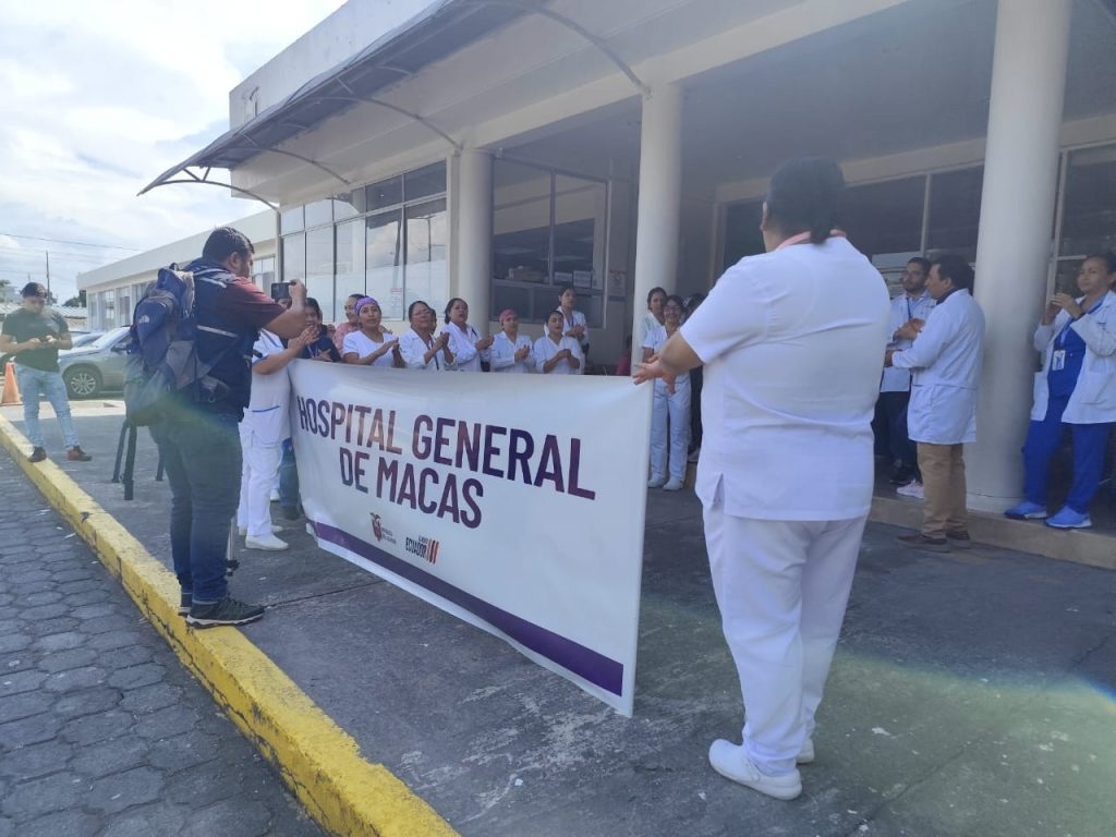 Personal respalda a exgerente desvinculado del Hospital de Macas, en Morona Santiago, tras entrega de cuerpo de bebé en una caja de cartón.