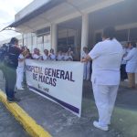 Personal respalda a exgerente desvinculado del Hospital de Macas, en Morona Santiago, tras entrega de cuerpo de bebé en una caja de cartón.