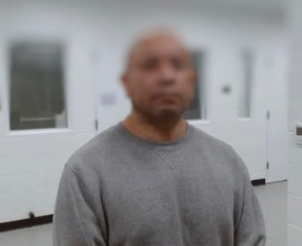 ICE captura a migrante ecuatoriano con condena por narcotráfico y homicidio. En Ecuador lo buscan por la muerte de una mujer.