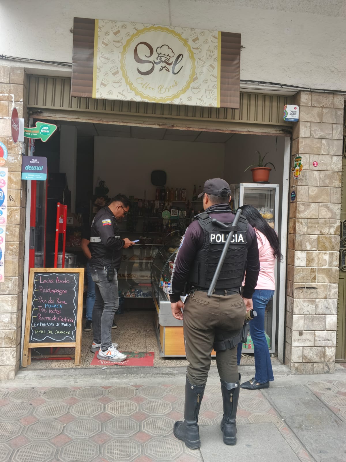 Delincuentes robaron panadería en pleno Centro Histórico de Cuenca. Autoridades investigan.