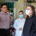 Vicepresidenta recorrió centro de salud en Cuenca y visitó a niño picado por escorpión en el hospital del IESS.