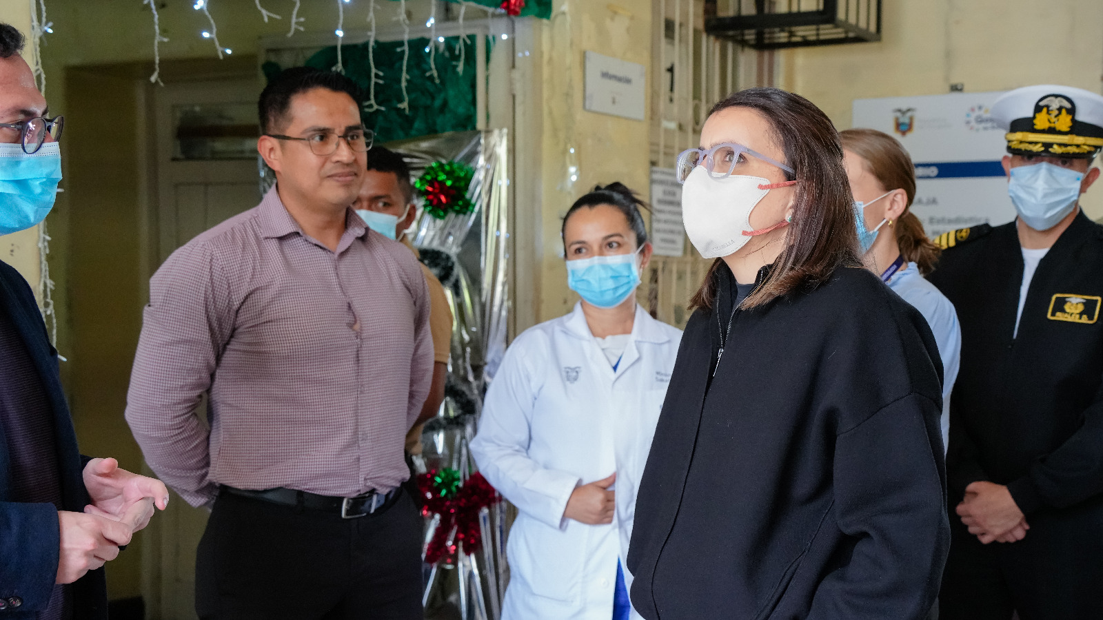 Vicepresidenta recorrió centro de salud en Cuenca y visitó a niño picado por escorpión en el hospital del IESS.