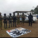 Fuerzas Armadas (FF.AA) decomisaron armas y detienen a tres hombres en Ponce Enríquez en una operación contra minería ilegal.