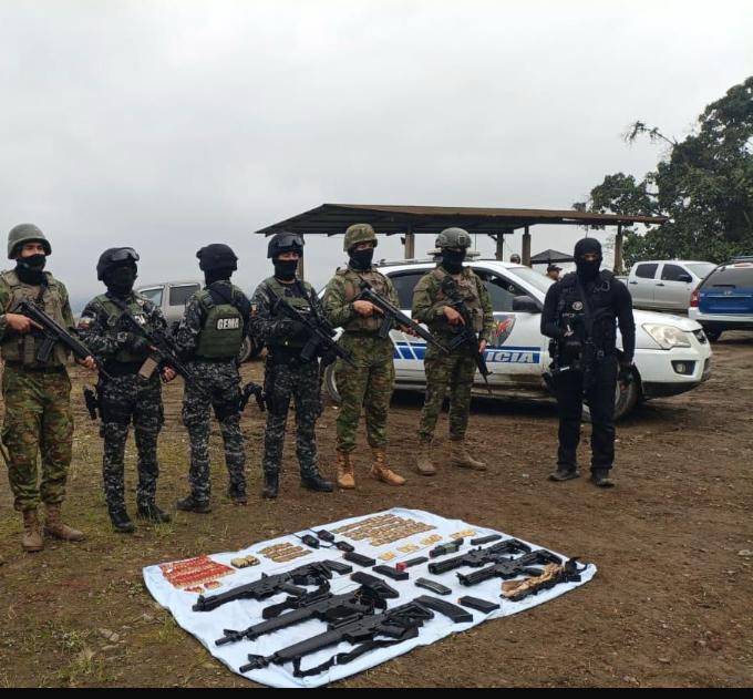 Fuerzas Armadas (FF.AA) decomisaron armas y detienen a tres hombres en Ponce Enríquez en una operación contra minería ilegal.