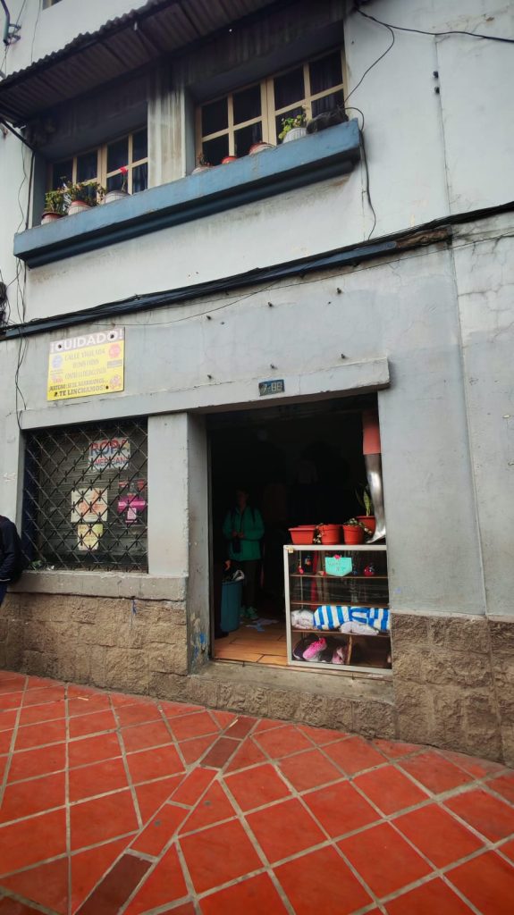 Delincuentes roban local de ropa americana en pleno centro de Cuenca. Se llevaron prendas y dinero en efectivo.