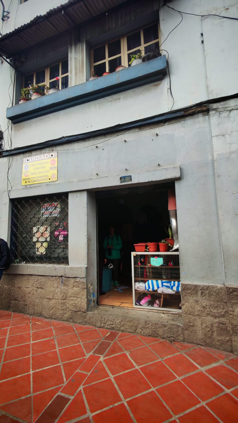 Delincuentes roban local de ropa americana en pleno centro de Cuenca. Se llevaron prendas y dinero en efectivo.