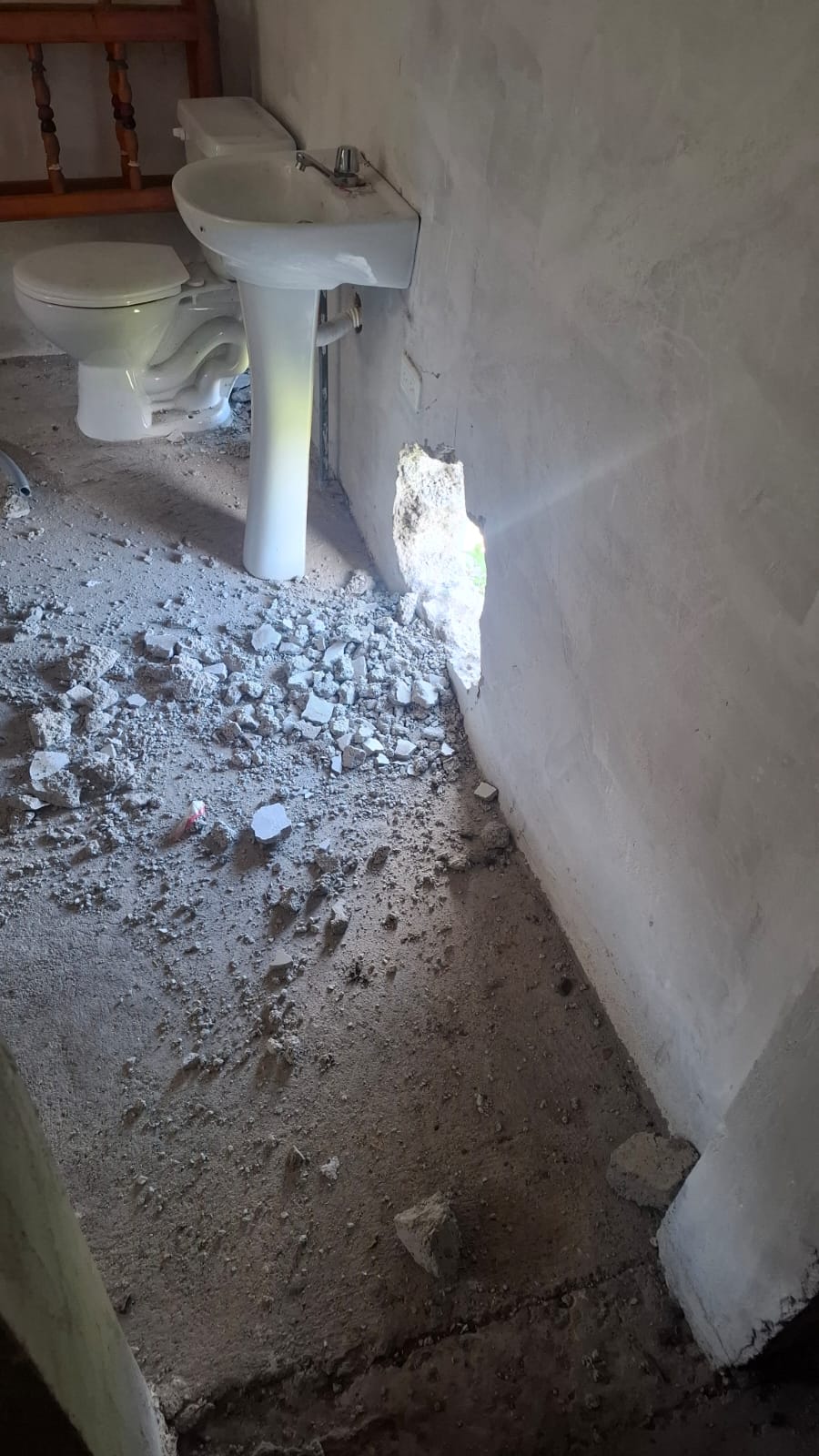 Delincuentes perforan pared y roban en vivienda de Sidcay, en Cuenca. Los propietarios no estaban en la casa.