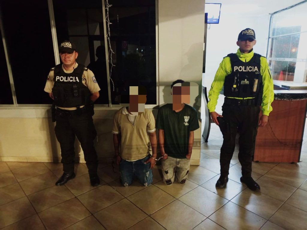 Liberan a tres secuestrados y capturan a dos sospechosos en la Panamericana Norte, en Cuenca. Un vehículo usado para el secuestro está reportado como robado.