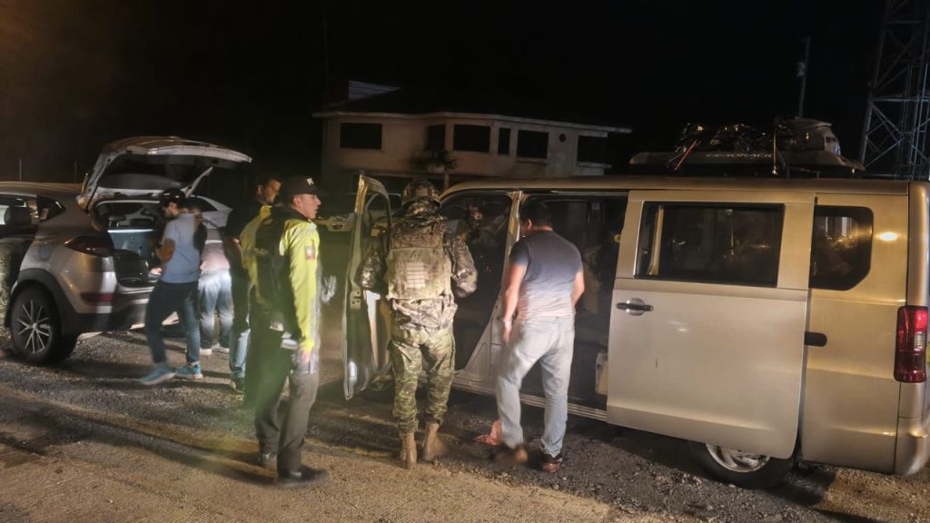 Militares refuerzan controles en la vía Cuenca - Molleturo - Naranjal tras asalto a una furgoneta de transporte turístico.