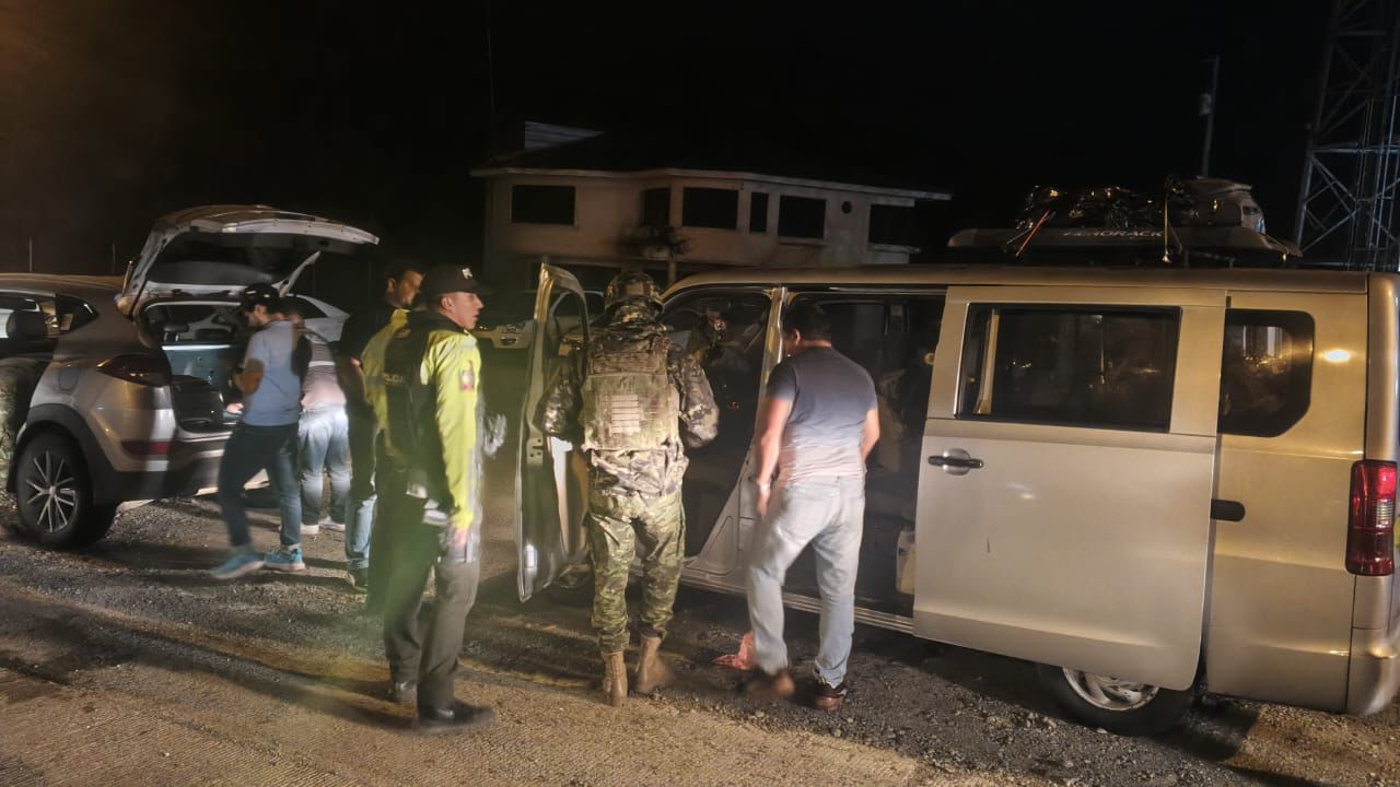 Militares refuerzan controles en la vía Cuenca - Molleturo - Naranjal tras asalto a una furgoneta de transporte turístico.