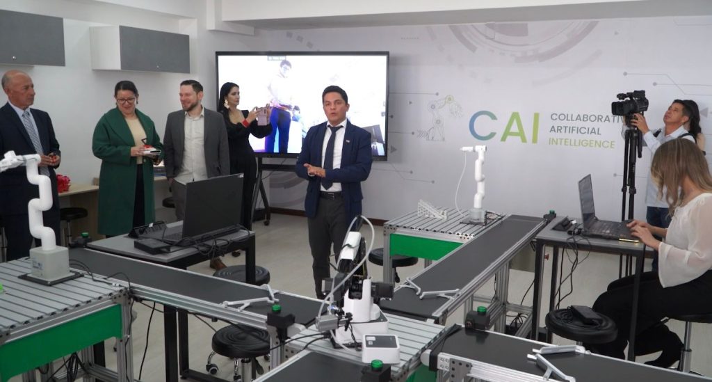 Universidad Católica de Cuenca inauguró laboratorios de Networking & Cloud, Inteligencia Artificial (IA) y de drones.