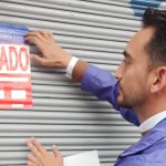 Personal de Arcsa clausuró la farmacia en Cuenca. Foto: Arcsa