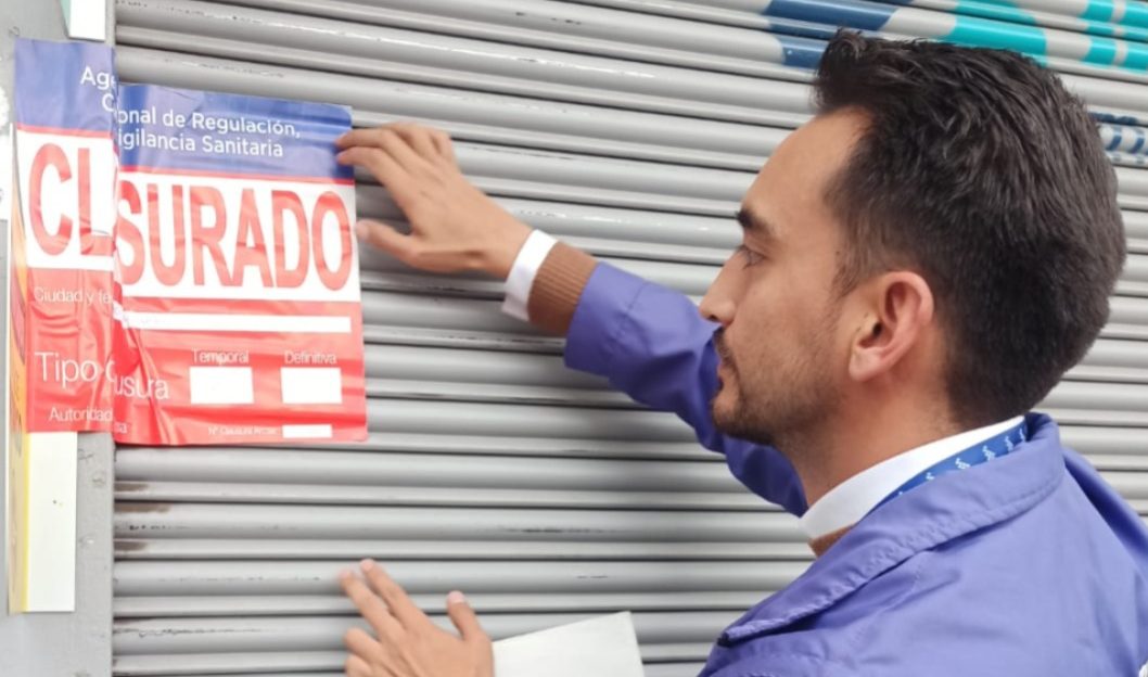 Personal de Arcsa clausuró la farmacia en Cuenca. Foto: Arcsa