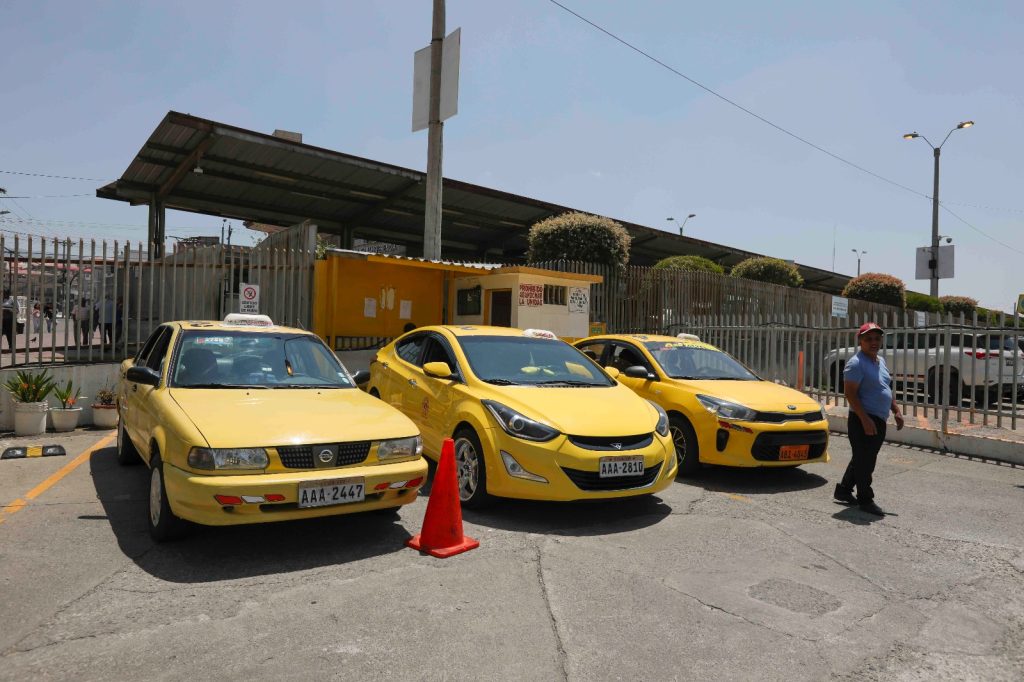 Los taxis, para operar en Cuenca, requieren el título habilitante. Foto: El Mercurio