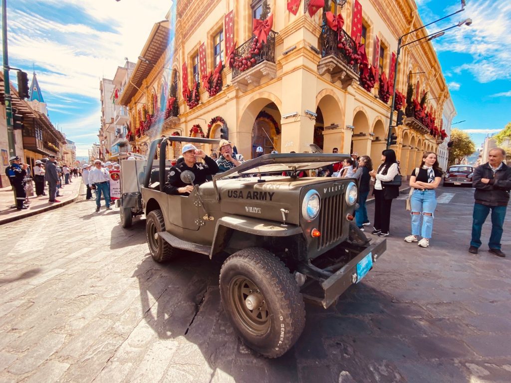 En la calle Bolívar desfilaron cientos de personas por los 100 años de la Federación Deportiva del Azuay. Foto: El Mercurio