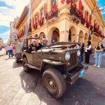 En la calle Bolívar desfilaron cientos de personas por los 100 años de la Federación Deportiva del Azuay. Foto: El Mercurio