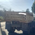 En el accidente están involucrados una volqueta y una camioneta. Foto: CTE