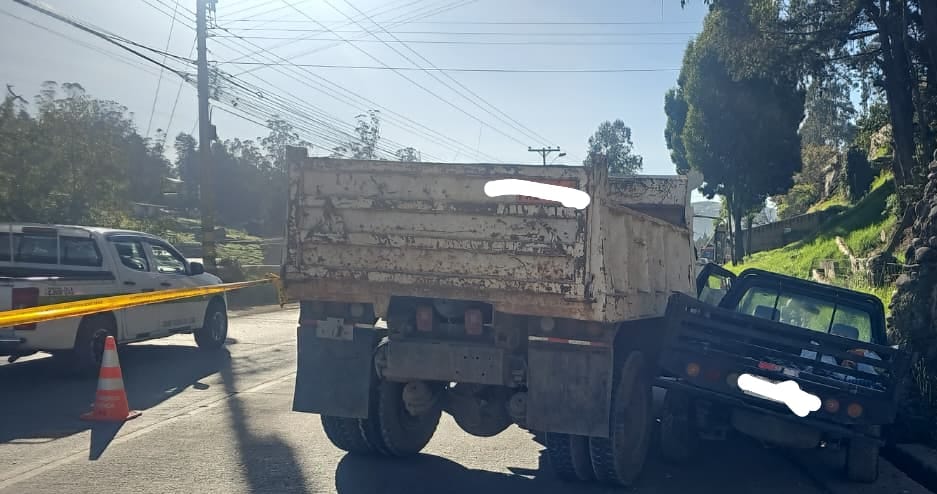 En el accidente están involucrados una volqueta y una camioneta. Foto: CTE