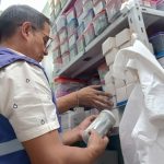 Técnicos de Arcsa verificaron los dispositivos médicos. Foto: Arcsa