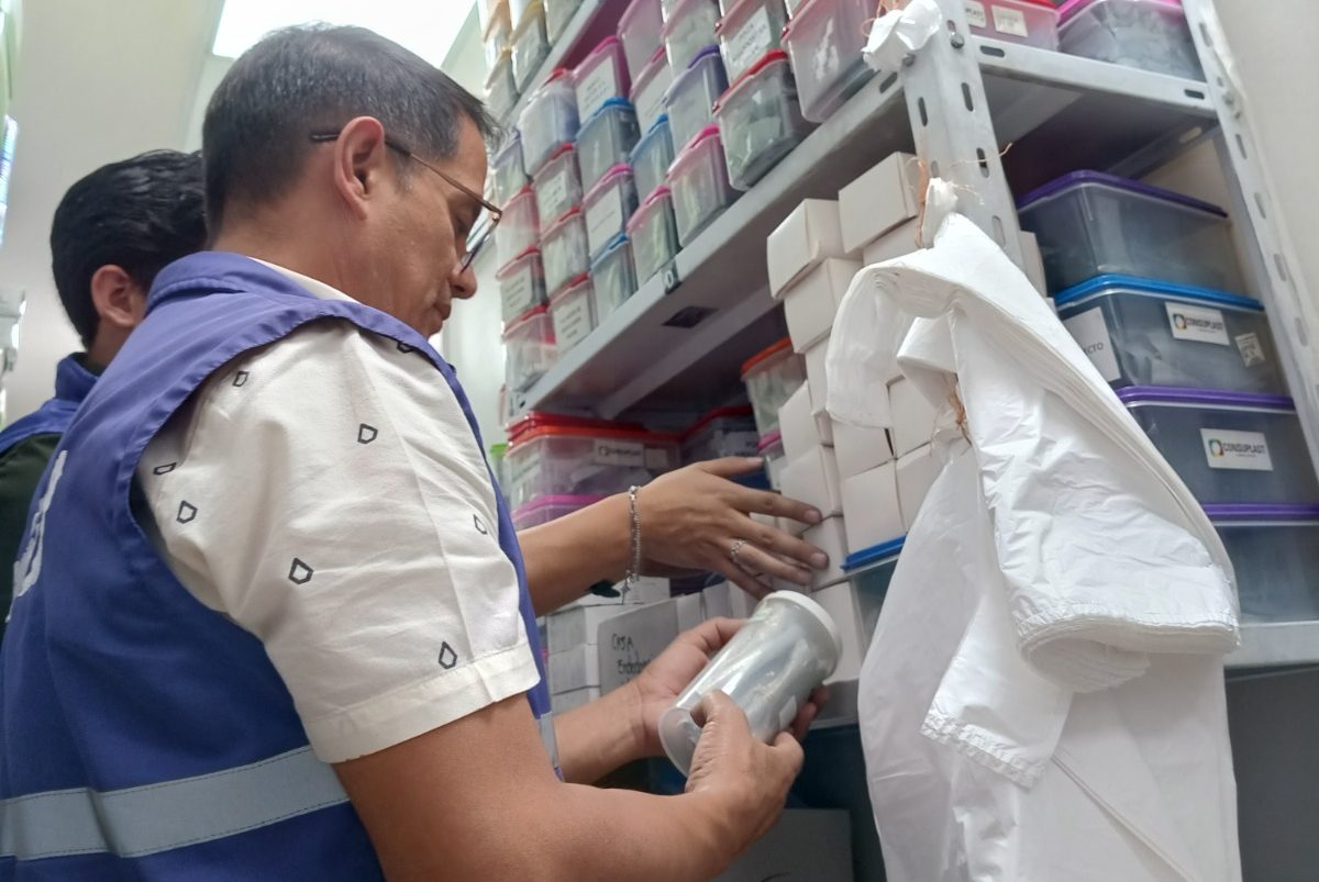 Técnicos de Arcsa verificaron los dispositivos médicos. Foto: Arcsa