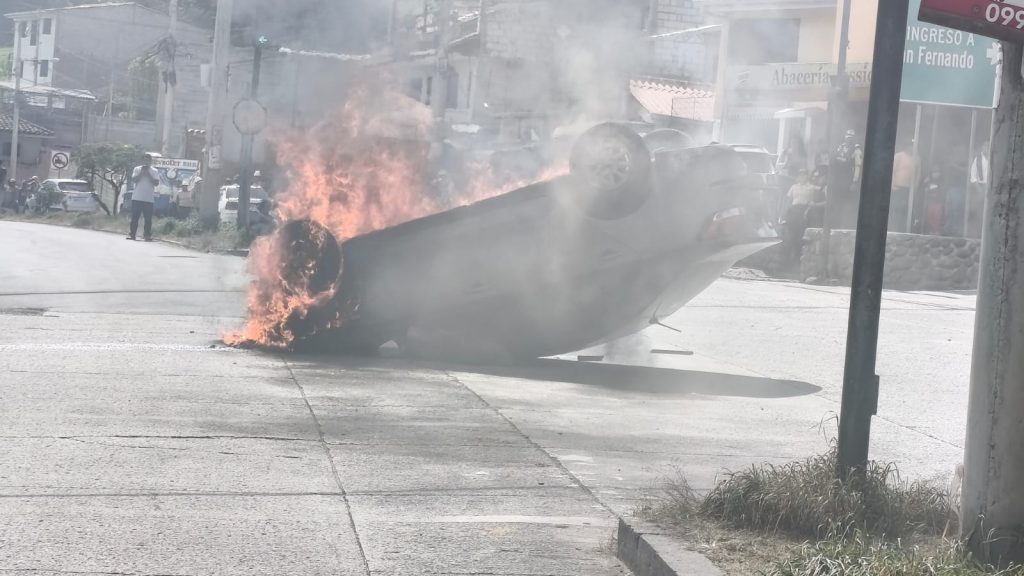 El vehículo fue incendiado por la población de Girón. Foto: cortesía de Achiras para El Mercurio