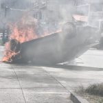 El vehículo fue incendiado por la población de Girón. Foto: cortesía de Achiras para El Mercurio