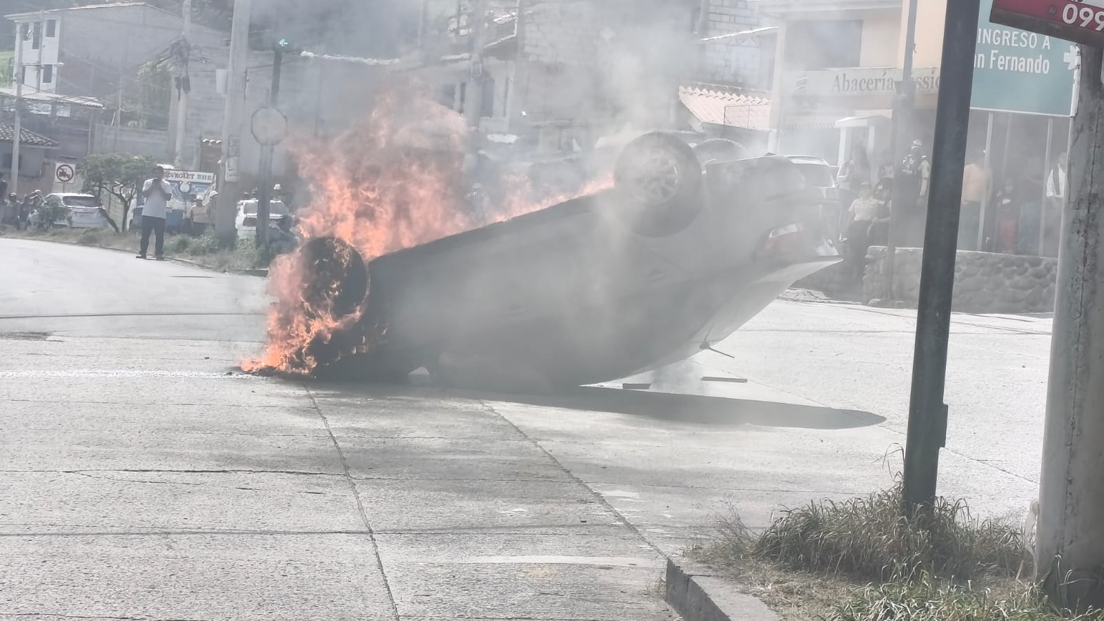El vehículo fue incendiado por la población de Girón. Foto: cortesía de Achiras para El Mercurio
