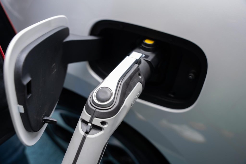 El aeropuerto Mariscal La Mar ahora cuenta con dos estaciones de carga para vehículos eléctricos. Foto: Municipio de Cuenca