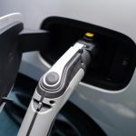 El aeropuerto Mariscal La Mar ahora cuenta con dos estaciones de carga para vehículos eléctricos. Foto: Municipio de Cuenca