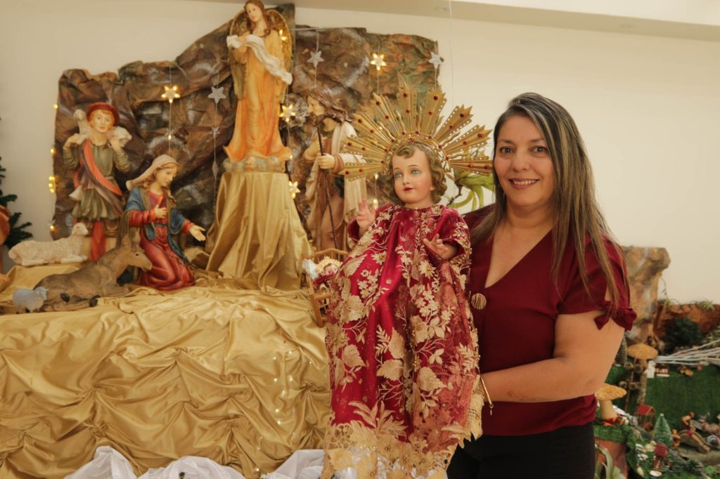 Doris Bravo, junto al niño Jesús de la familia Bravo Ordóñez. Foto: El Mercurio
