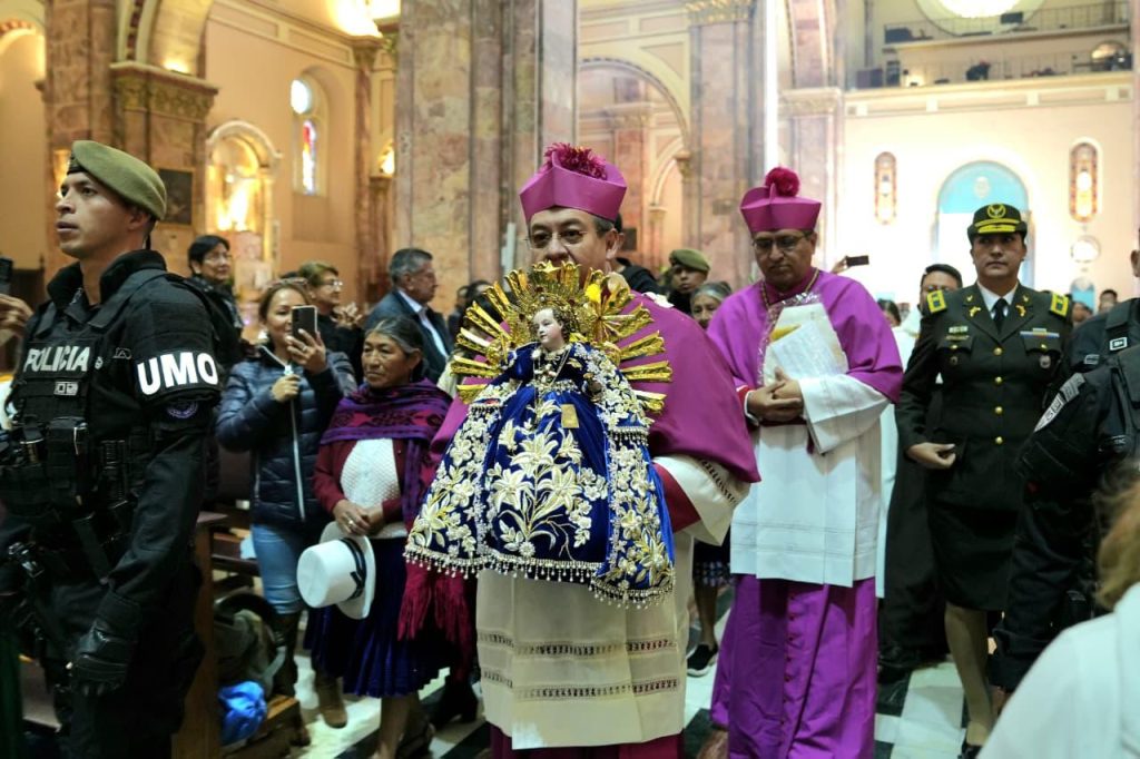 En la Catedral Nueva se celebra la misa por el Niño Viajero. Foto: El Mercurio