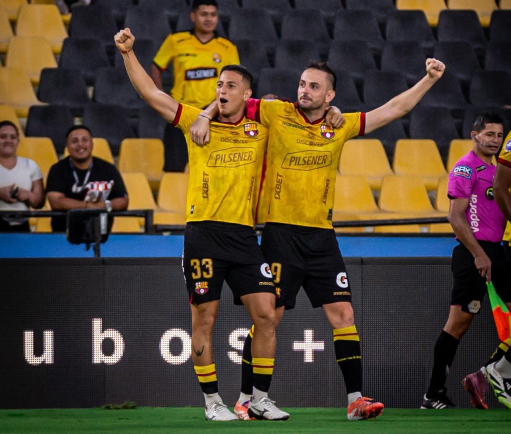 Miguel Parrales y Octavio Rivero celebran gol de Barcelona en LigaPro. Foto: Barcelona SC