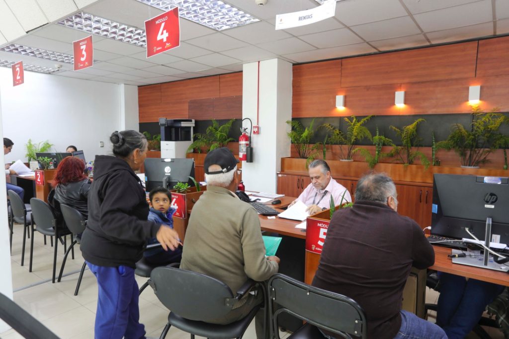 Los ciudadanos pueden pagar los impuestos en los distintos puntos de cobro. Foto: El Mercurio