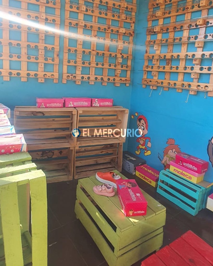 Delincuentes robaron 500 pares de zapato del local al norte de Cuenca. La Policía Nacional recogió evidencias e investiga.