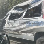 Así terminó la buseta accidentada en la vía Cuenca – Molleturo – El Empalme. /Cortesía
