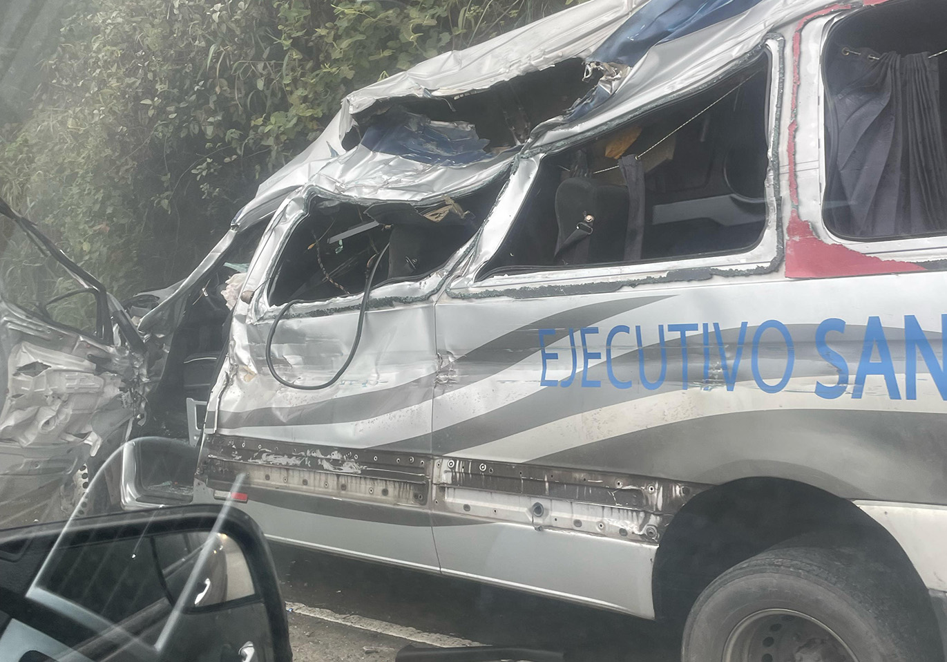 Así terminó la buseta accidentada en la vía Cuenca – Molleturo – El Empalme. /Cortesía