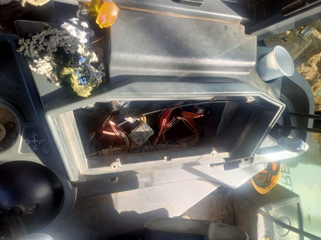 Delincuentes robaron accesorios de una retroexcavadora del Estado que quedó estacionada en Sayausí. Se llevaron la computadora central.