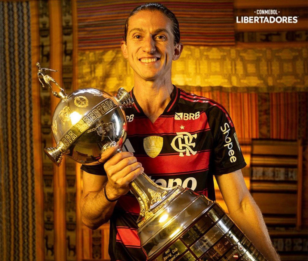 Filipe Luis con el título de la Copa Libertadores. Foto: Instagram/Filipe Luis