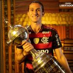 Filipe Luis con el título de la Copa Libertadores. Foto: Instagram/Filipe Luis