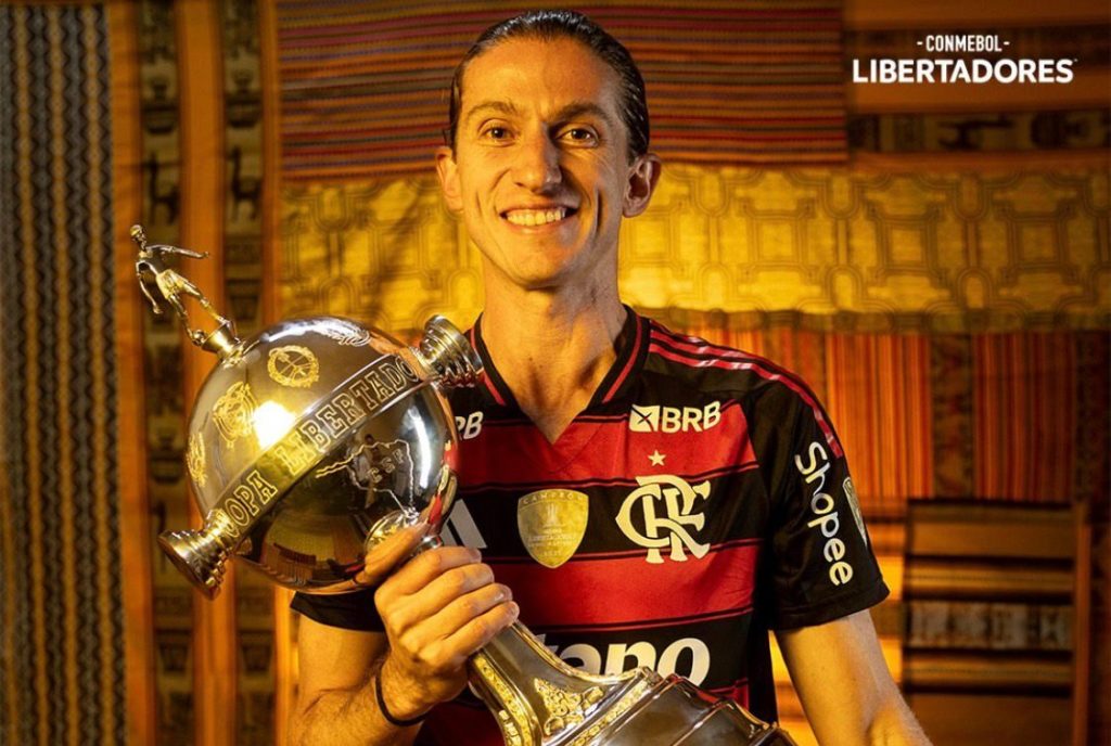 Filipe Luis con el título de la Copa Libertadores. Foto: Instagram/Filipe Luis