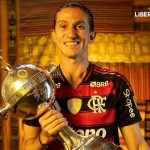 Filipe Luis con el título de la Copa Libertadores. Foto: Instagram/Filipe Luis