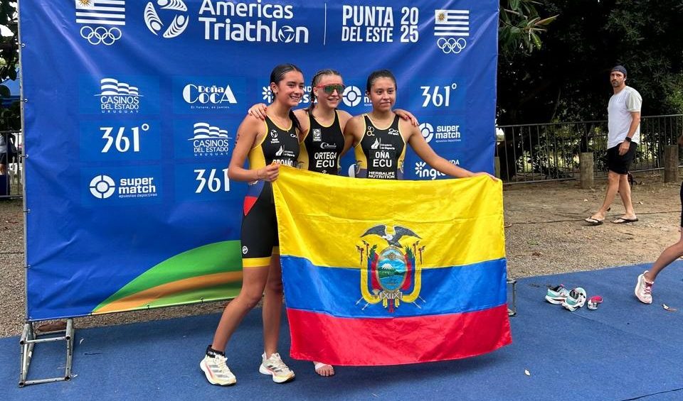Manuela Ortega y Alejandra Proaño destacan en Triatlón en Uruguay. Foto: Cortesía