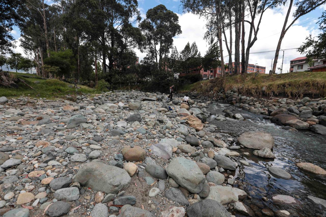 Bajan caudales de ríos en Cuenca mientras el Instituto Nacional de Meteorología e Hidrología (Inamhi) advierte lluvias intensas.
