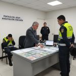 Por ahora se ha colocado una denun- cia formal por el delito de concusión por parte de agentes de la CTE de Azuay, ante la Fiscalía General del Estado. / Foto referencial generada con IA