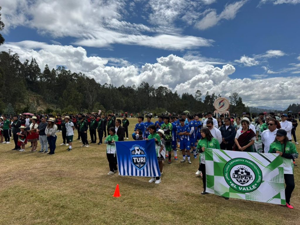 Desfile inaugural de las 17 delegaciones que participan en el Campeonato Interparroquial Rural de Cuenca. /KYY
