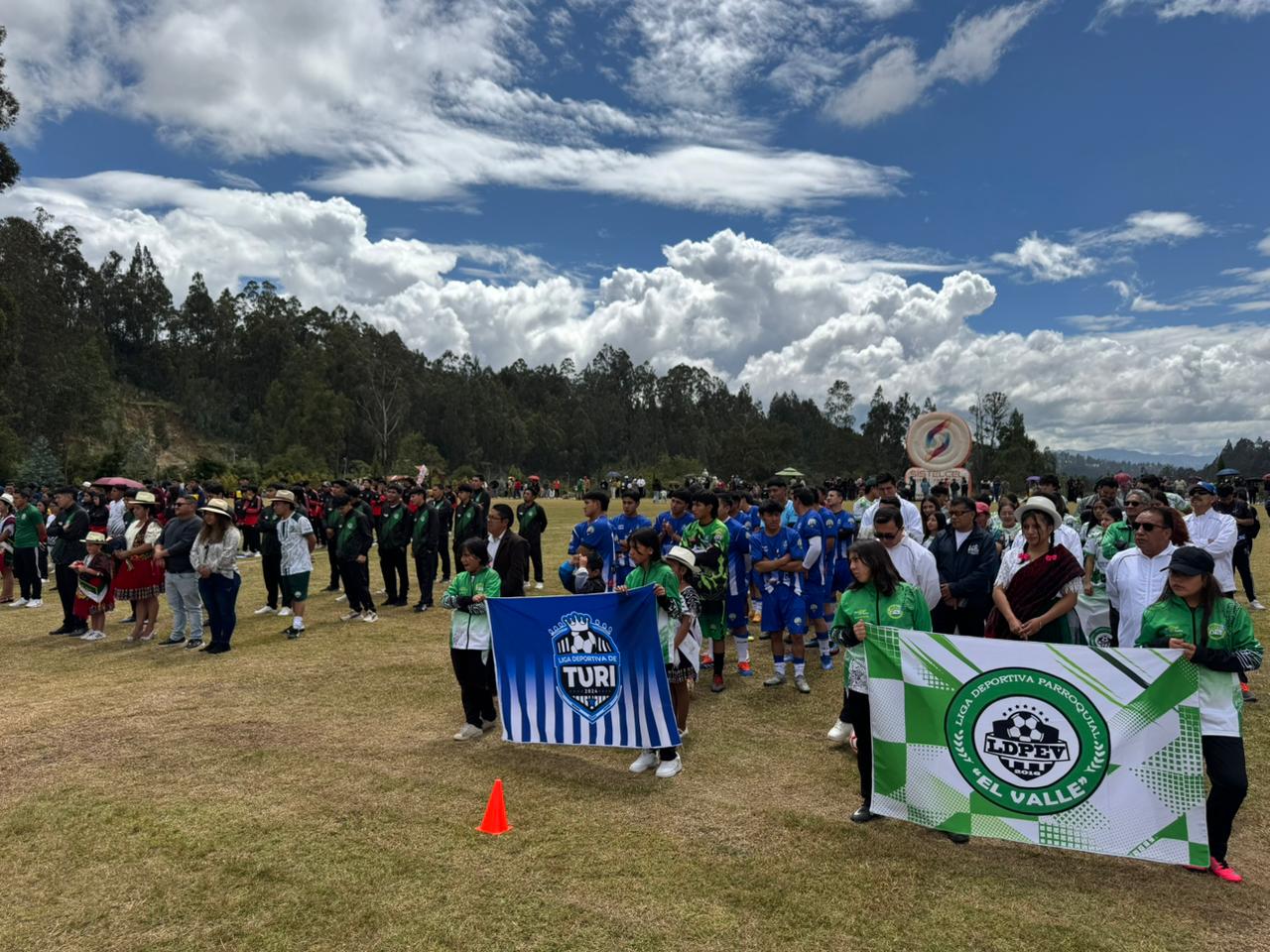 Desfile inaugural de las 17 delegaciones que participan en el Campeonato Interparroquial Rural de Cuenca. /KYY