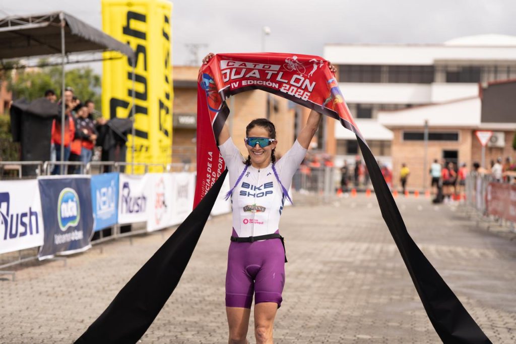 Elizabeth Bravo cruza la meta en el primer lugar en la categoría damas del Cato Duatlón 2026, en Azogues. /KYY